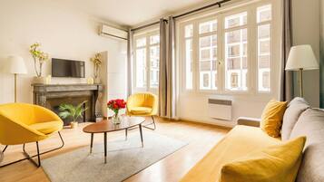 Appartement | Coin séjour | TV connectée, Netflix, services de streaming, espaces bureaux