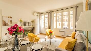 Apartemen | Area keluarga | Smart TV 32-inci dengan saluran TV kabel, Netflix, dan layanan streaming