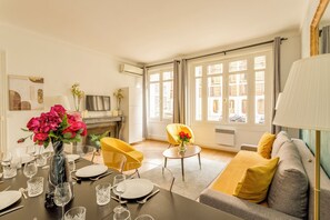 Apartemen | Area keluarga | Smart TV 32-inci dengan saluran TV kabel, Netflix, dan layanan streaming