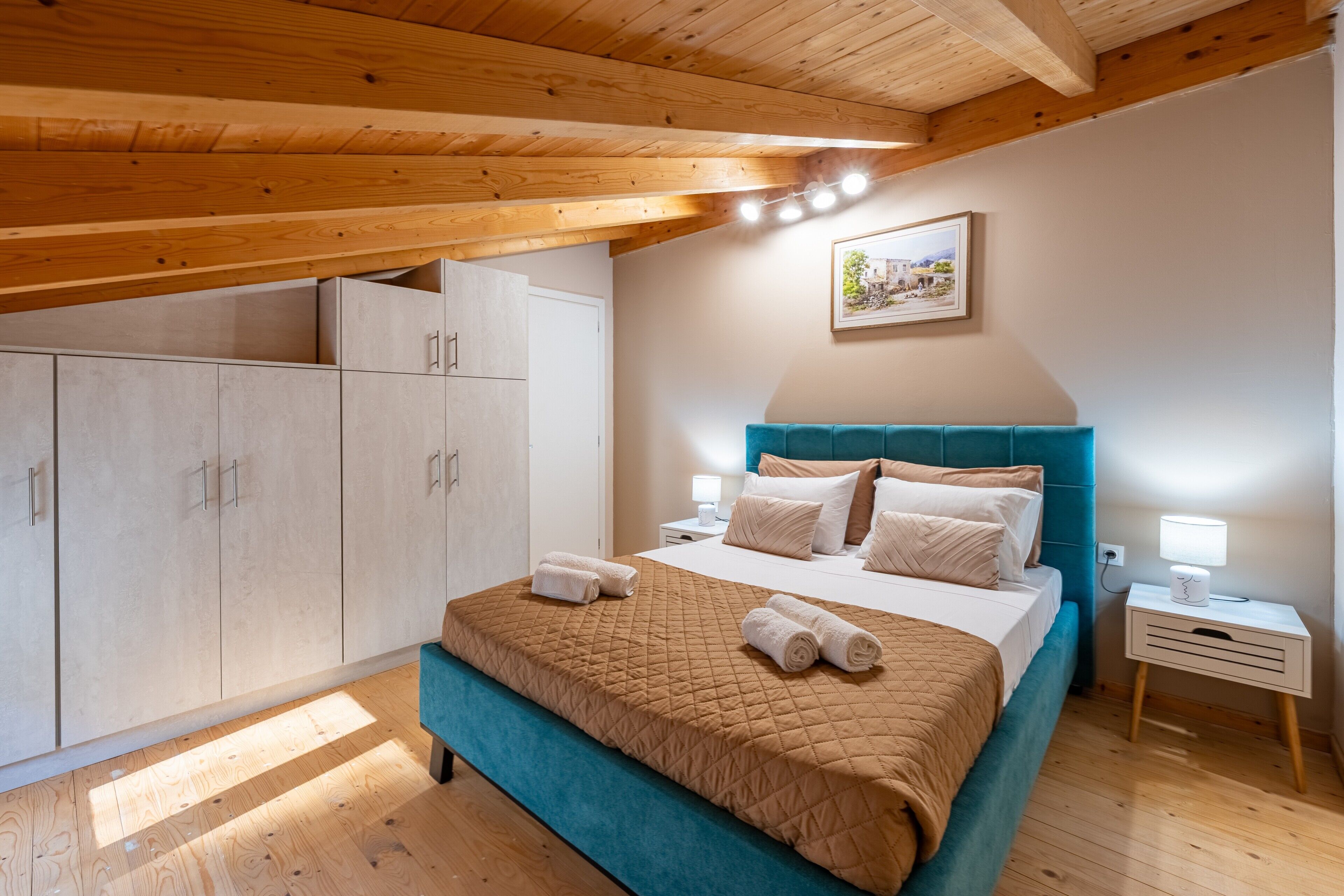 4 habitaciones, tabla de planchar con plancha, wifi y ropa de cama 