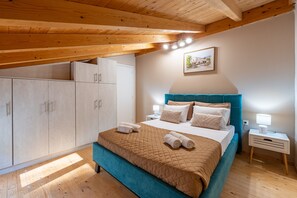 4 bedrooms, iron/ironing board, WiFi, bed sheets