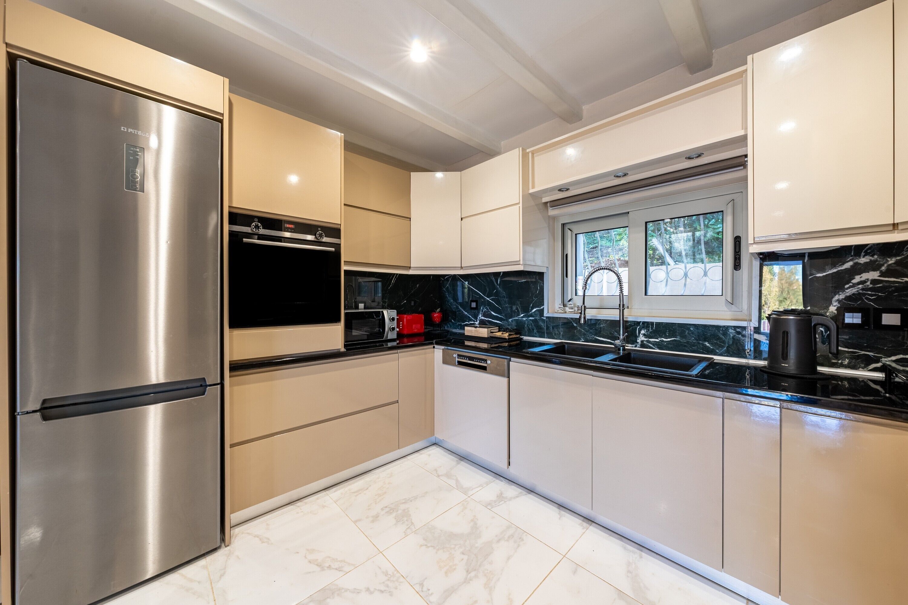 Geladeira, micro-ondas, fogão, cooktop