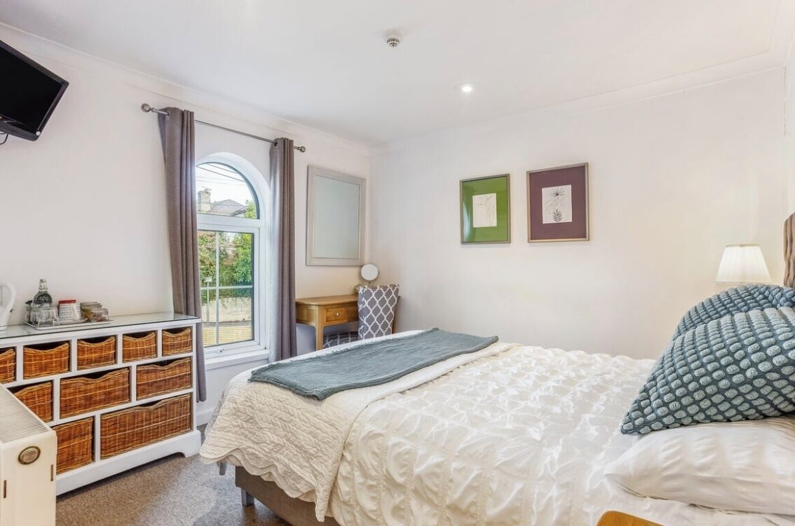 س تائر تعتيم ومكواة/لوح كي وواي فاي مجانًا