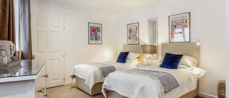 Chambre Confort avec lits jumeaux, accessible aux personnes à mobilité réduite | Rideaux occultants, fer et planche à repasser, Wi-Fi gratuit