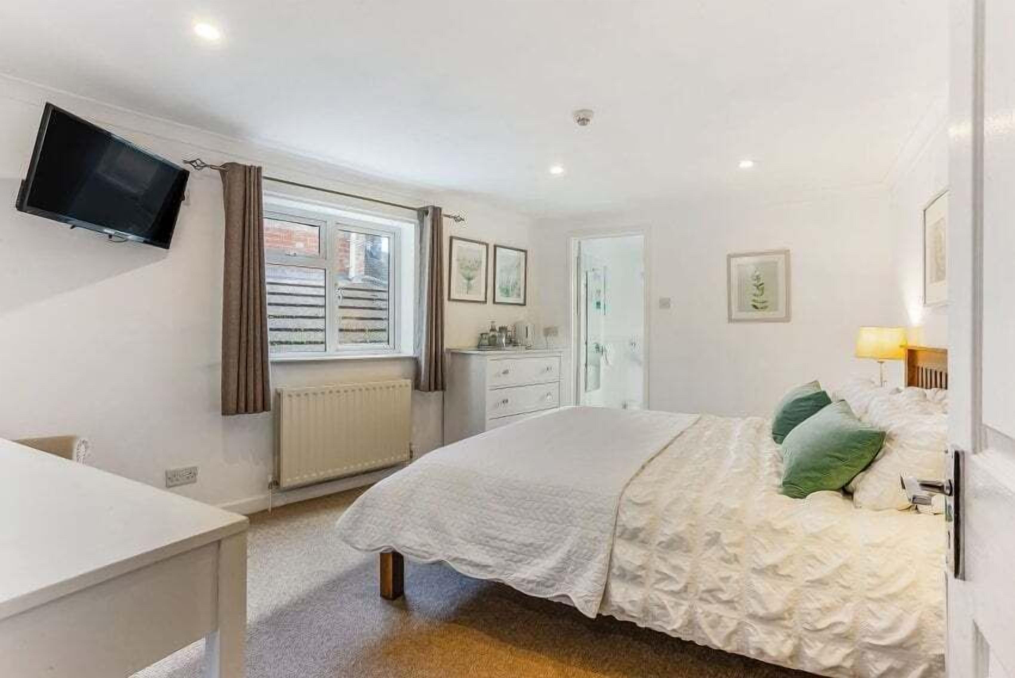 Superior Double Room, Private Bathroom | Blackout drapes, iron/ironing board, free WiFi