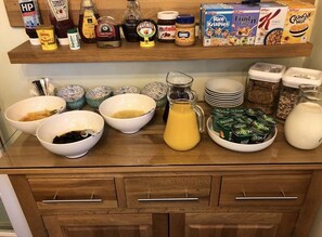 Desayuno completo todos los días (GBP 10 por persona) 