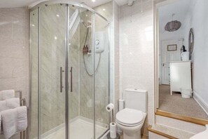 Phòng đôi Superior, phòng tắm riêng | Phòng tắm | Buồng tắm vòi sen, máy sấy tóc, khăn tắm, xà phòng 