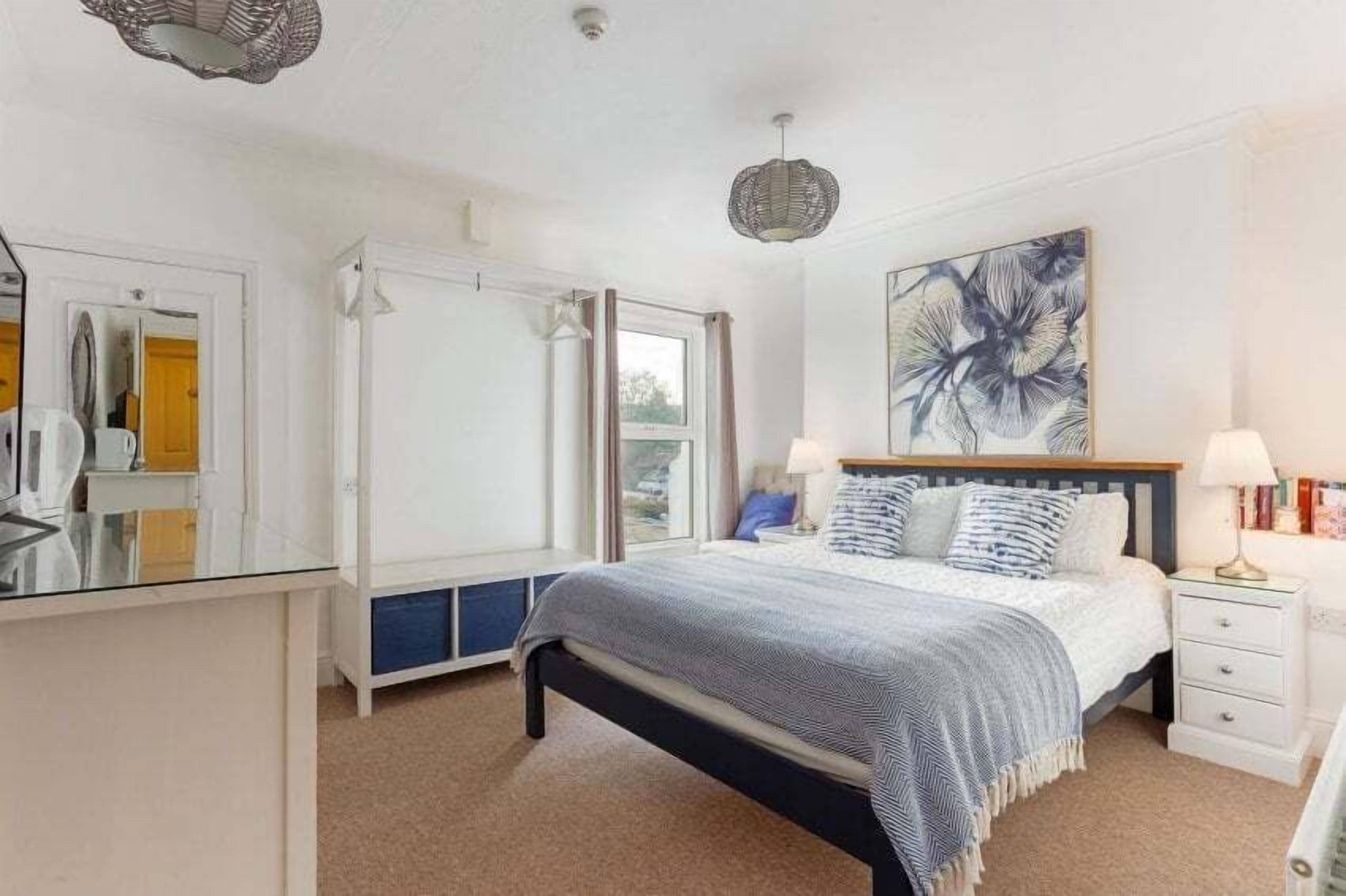 ستائر تعتيم ومكواة/لوح كي وواي فاي مجانًا