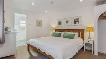 Superior Double Room, Private Bathroom | Blackout drapes, iron/ironing board, free WiFi