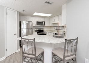Condo, 2 habitaciones | Cocina privada | Refrigerador, horno y cafetera y tetera 