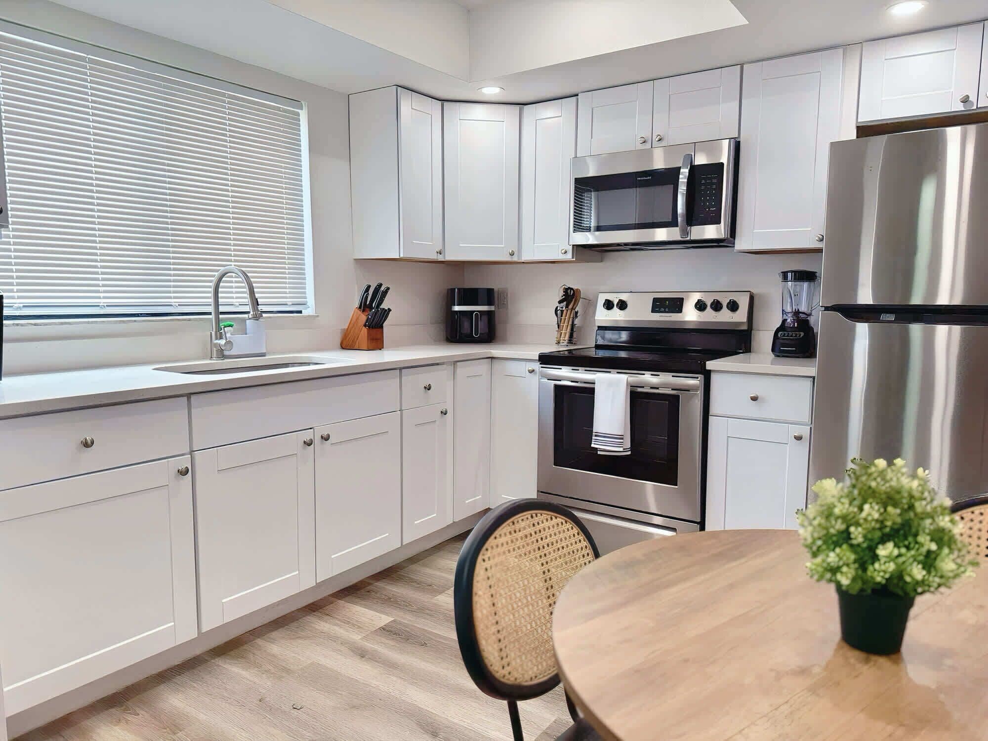 Refrigerador, microondas, horno, placa de cocina