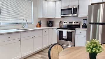 Kjøleskap, mikrobølgeovn, ovn og kokeplater