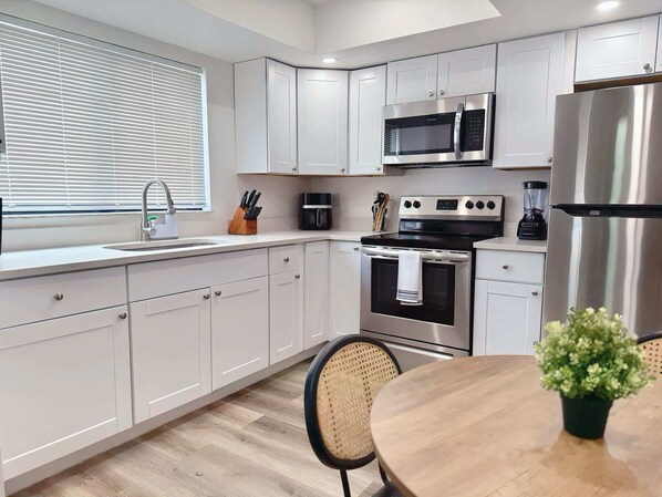 Fridge, microwave, oven, stovetop - Bright 2BR Apt in Cape Coral Near Caloosahatchee River (Cape Coral)