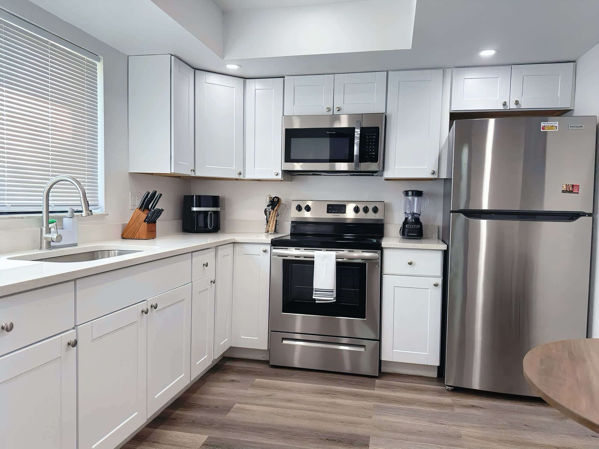 Een koelkast, een magnetron, een oven, een kookplaat