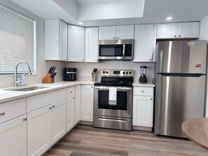 Fridge, microwave, oven, stovetop - Bright 2BR Apt in Cape Coral Near Caloosahatchee River (Cape Coral)