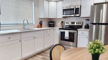 Micro-ondes, four, plaque de cuisson, lave-vaisselle