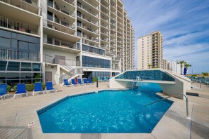 Una piscina techada, una piscina al aire libre