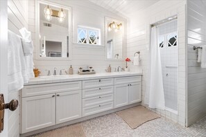 Shower, hair dryer, towels - 3987 Lovers Point Whitewater Cottage, Bay View! (Pacific Grove)