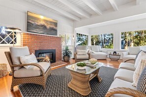 Una Smart TV, una chimenea