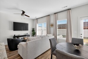 Stadtwohnung, 3 Schlafzimmer | Wohnbereich | Smart-TV, Streaming-Dienste