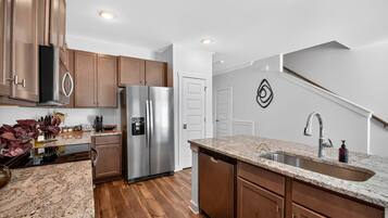 Townhome, 3 Bedrooms | Private kitchen | Fridge, oven, coffee/tea maker, toaster