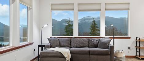 Casa, 3 habitaciones | Área de sala de estar | Smart TV