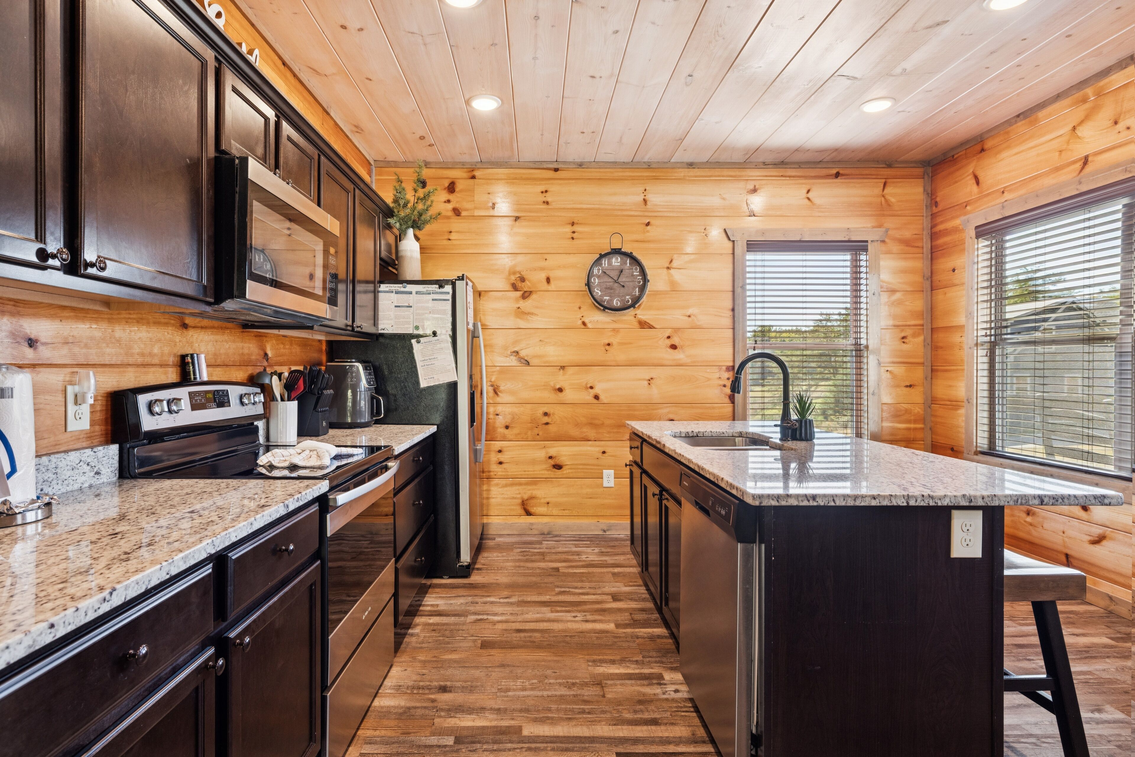 Cabin, 3 Bedrooms | Private kitchen | Fridge, oven, coffee/tea maker, toaster