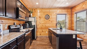 Cabin, 3 Bedrooms | Private kitchen | Fridge, oven, coffee/tea maker, toaster