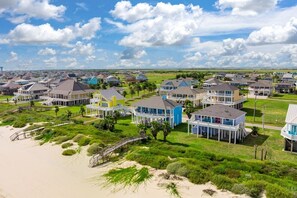 Zona residencial costera con casas que tienen balcones y vistas al mar.