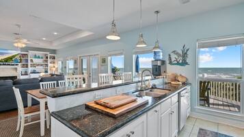 House, 3 Bedrooms | Private kitchen | Fridge