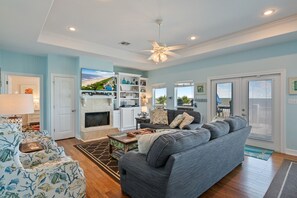 Nhà, 3 phòng ngủ | Khu phòng khách | Smart TV, dịch vụ stream 