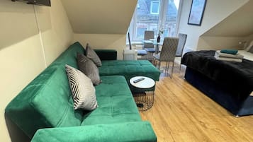 Apartamento, 6 habitaciones, vistas a la ciudad | Zona de estar