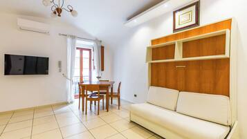 Studio (0 Bedroom) | Living area | TV