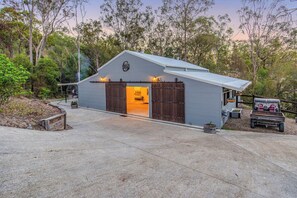 المنشأة من الخارج