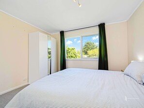 3 bedrooms, iron/ironing board, WiFi, bed sheets