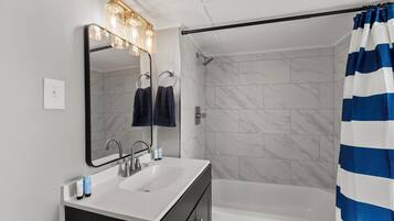 Serviettes fournies, savon, papier toilette