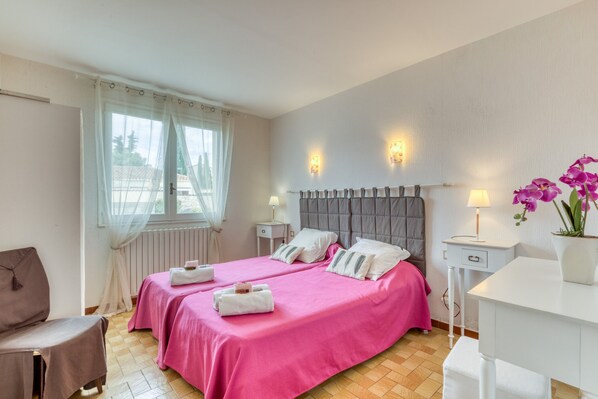 3 bedrooms, iron/ironing board, WiFi, bed sheets