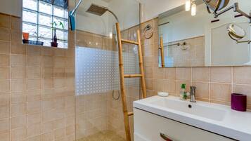 Een douche, een haardroger, handdoeken