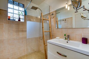 Dusche, Haartrockner, Handtücher