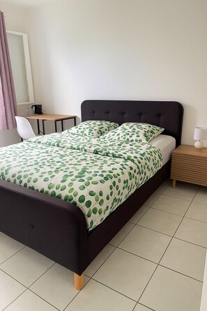 1 bedroom, desk, WiFi, bed sheets