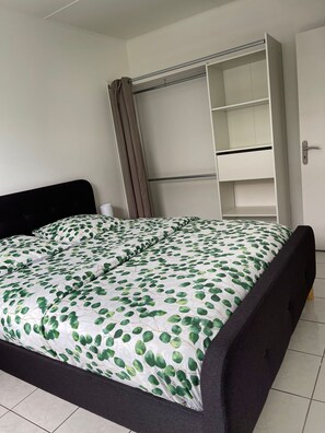 1 bedroom, desk, WiFi, bed sheets