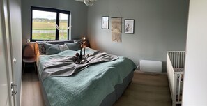 3 bedrooms, iron/ironing board, Internet, bed sheets