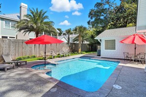 A heated pool - Heated Pool • 5 BR • Pet Friendly • Walk to East Beach & Marsh (St Simons)
