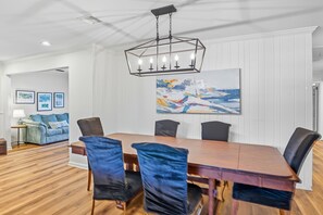 Dining - Heated Pool • 5 BR • Pet Friendly • Walk to East Beach & Marsh (St Simons)