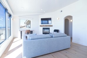 تلفزيون ذكي، مدفأة، كُتُب، مكتب