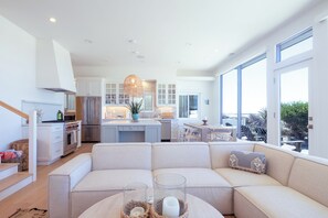 Smart TV, fireplace, books, offices - 717 O-Luxury oceanfront beach house in  Silverstrand Beach, Oxnard Ca (Oxnard)
