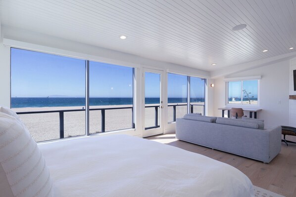 3 bedrooms, desk, WiFi - 717 O-Luxury oceanfront beach house in Silverstrand Beach, Oxnard Ca (Oxnard)