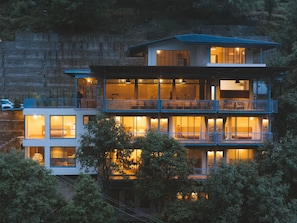 Vista frontal de la propiedad