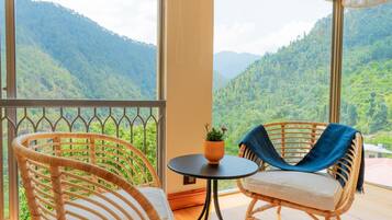 Phòng tiện nghi đơn giản, quang cảnh núi | Khu vực làm việc phù hợp cho laptop