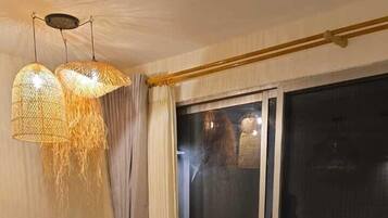 Phòng đôi Deluxe, ban công, quang cảnh núi | Khu vực làm việc phù hợp cho laptop